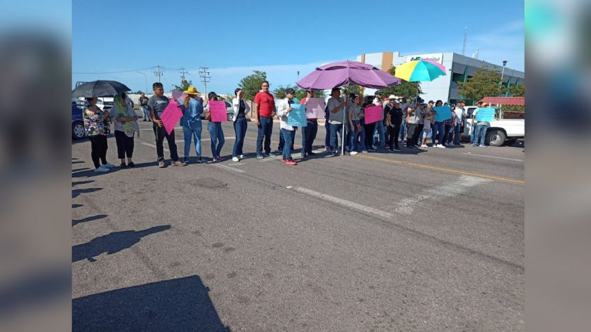 Personal de la Universidad Tecnológica de Etchojoa bloquean la carretera