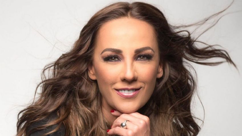 (FOTO) Consuelo Duval causa shock tras darle tremendo beso a esta cantante: "Yo la amo a ella"