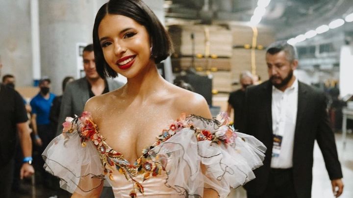 Ángela Aguilar falla tratar de presentar a un integrante de su familia en concierto; su padre la salva