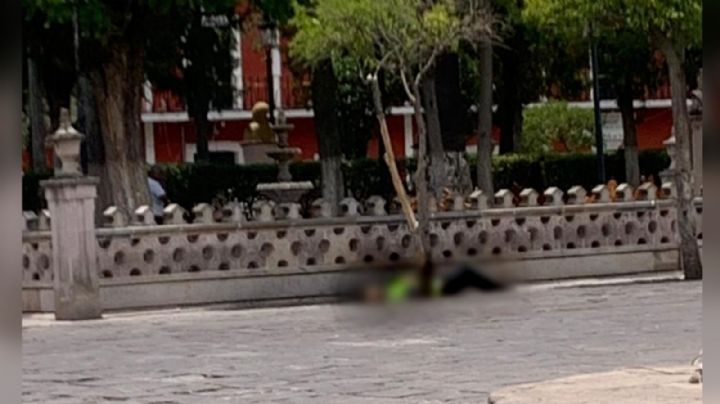 A escasos metros de la presidencia municipal, asesinan a tiros a una mujer; hay dos heridos