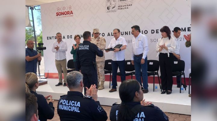 Alfonso Durazo, gobernador de Sonora, entrega armas a policías del municipio de Cajeme