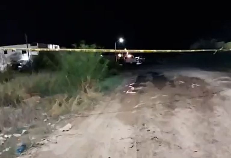 Autoridades acordonaron la zona para levantar el cadáver tirado en la calle de la colonia Las Brisas, en Ciudad Obregón. Foto: Facebook