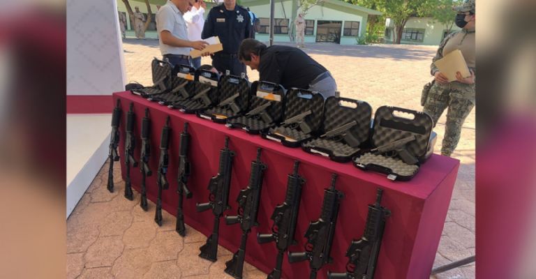 Gobernador de Sonora entrega armas a policías 