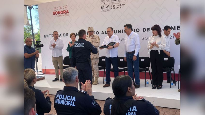 Alfonso Durazo, gobernador de Sonora, entrega armas a policías del municipio de Cajeme
