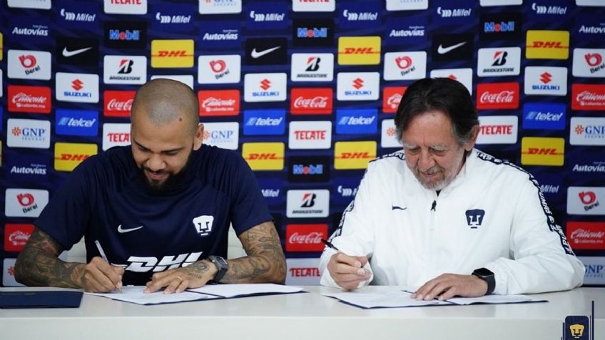 Dani Alves firma su contrato con Pumas; afirma viene a México a "hacer una historia bonita"