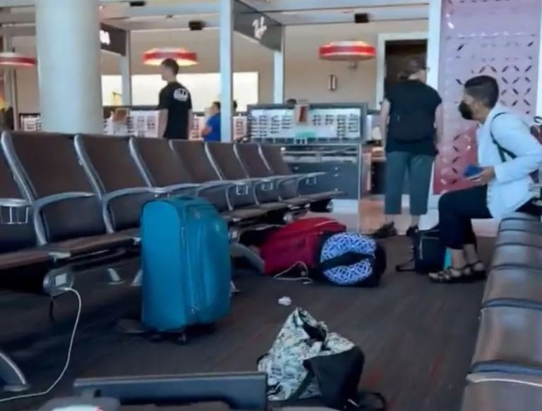 Mujer inicia ataque armado en aeropuerto de Dallas
