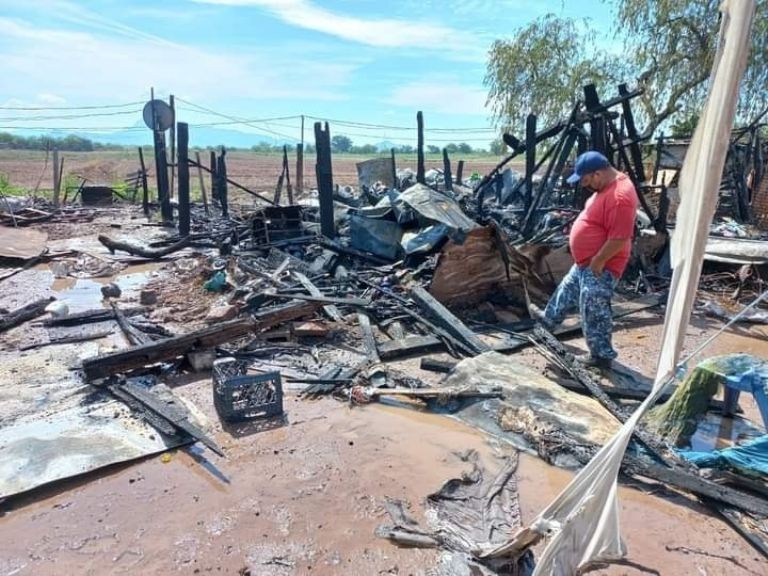 Dos viviendas quedaron reducidas a cenizas; una tercera, solo sufrió daños al 50 por ciento tras el incendio en Cajeme. Foto: Facebook