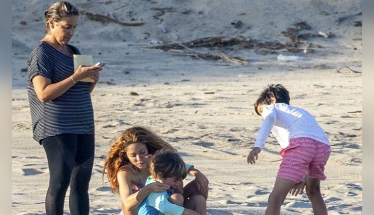 Shakira fue captada en Los Cabos, México, con sus hijos, feliz, y sin Gerard Piqué. Foto: Internet