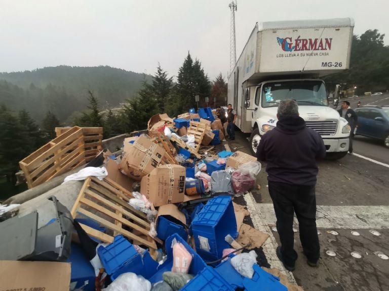 Reportan volcadura de tráiler en la autopista México-Toluca. Foto: Internet