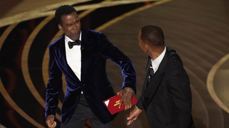 En la imagen, el momento en el que Will Smith golpeó a Chris Rock en la gala de los premios Oscar. Foto: Internet