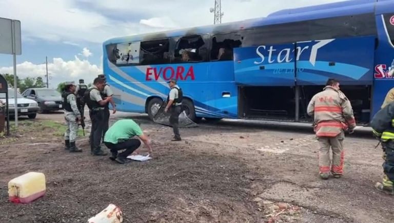 Autobús con pasajeros arde en llamas en Sinaloa. Foto: Facebook