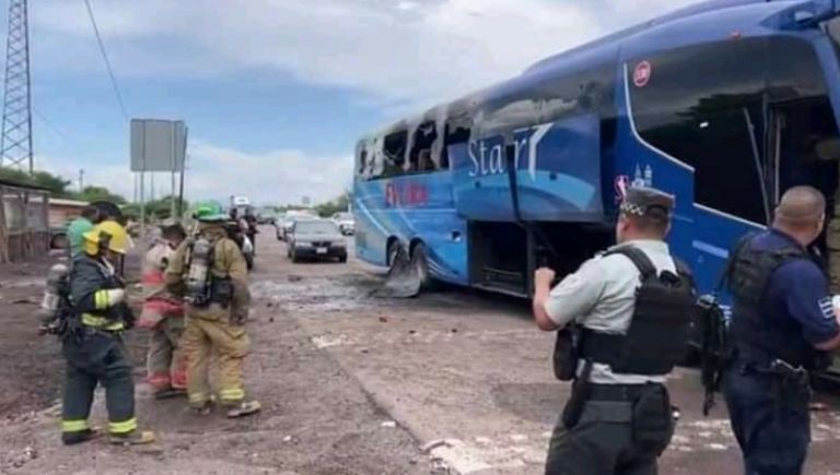 Autoridades se movilizaron por el incendio de un autobús de pasajeros en Sinaloa. Foto: Facebook