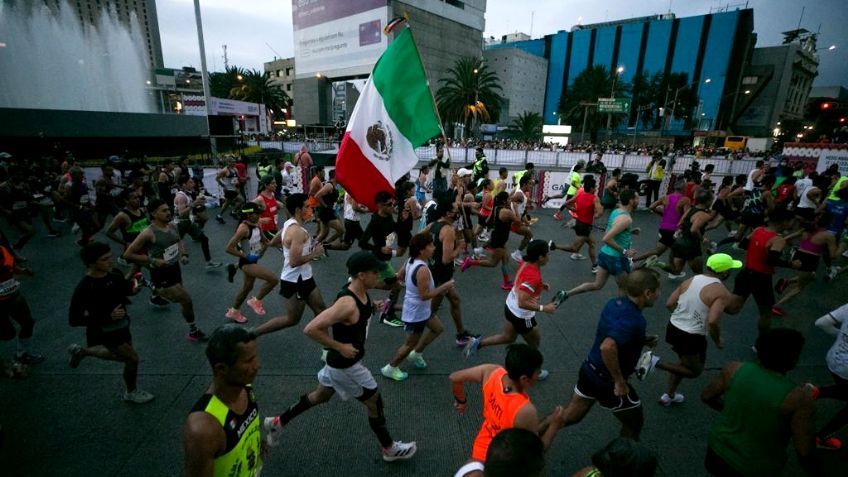 Medio Maratón de la CDMX causa un grave accidente vial; Auto quedó volcado en Paseo de la Reforma