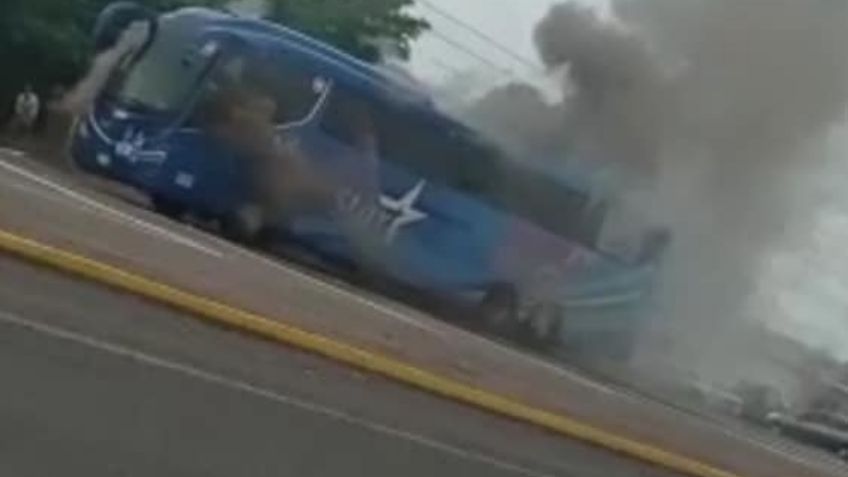 (FOTOS) Pánico: Con pasajeros a bordo, autobús arde en llamas en la carretera Internacional