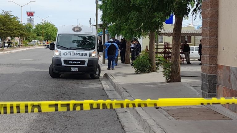 Autoridades se movilizaron para levantar el cuerpo del ahora occiso, el cual fue abandonado en plena calle de Ciudad Obregón. Foto: Facebook