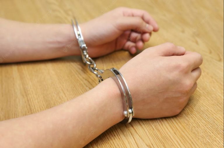 Arrestan a una adolescente por abusar de un menor