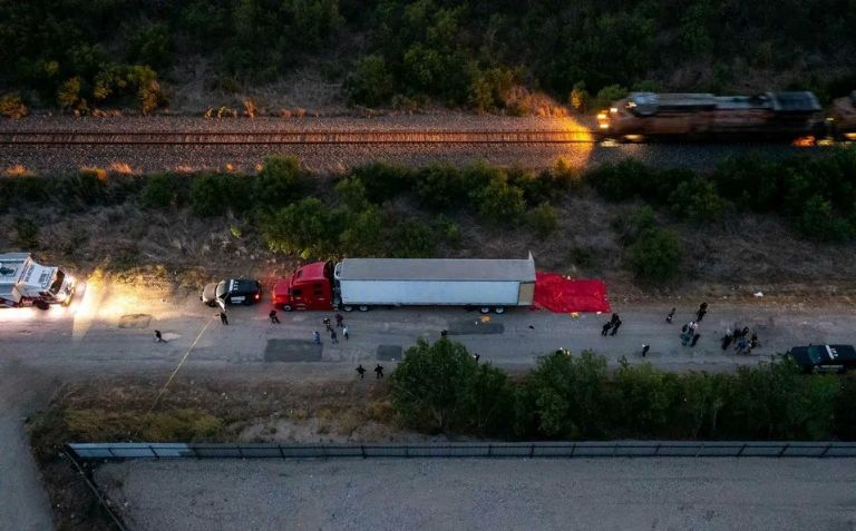 26 de los 53 migrantes muertos en tráiler de Texas son mexicanos. Foto: Internet