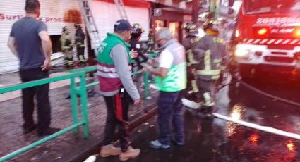 FOTOS: Incendio en popular plaza del Centro causa pánico y moviliza al cuerpo de Bomberos