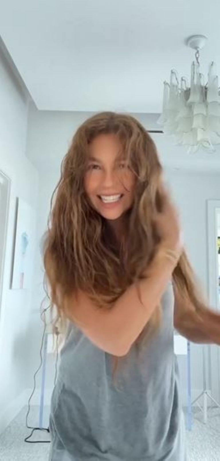 Thalía caracterizándose de 'Marimar'