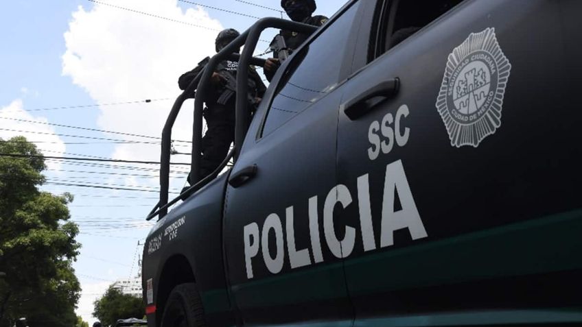 VIDEO: Sujeto embiste a una mujer y tras ello, abandona su motocicleta para darle varios golpes