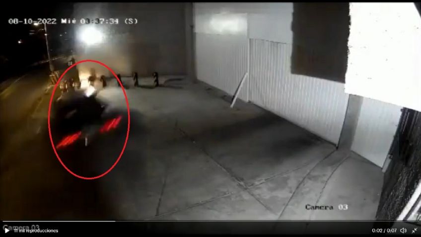 Mueren padre e hijo en fatídico accidente vehicular: Colisión contra barda queda en VIDEO