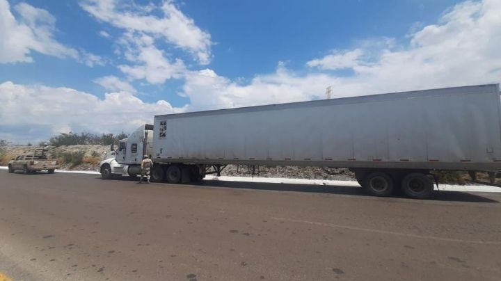 Viajaban hacinados en un tráiler: Autoridades rescatan a más de 100 migrantes centroamericanos