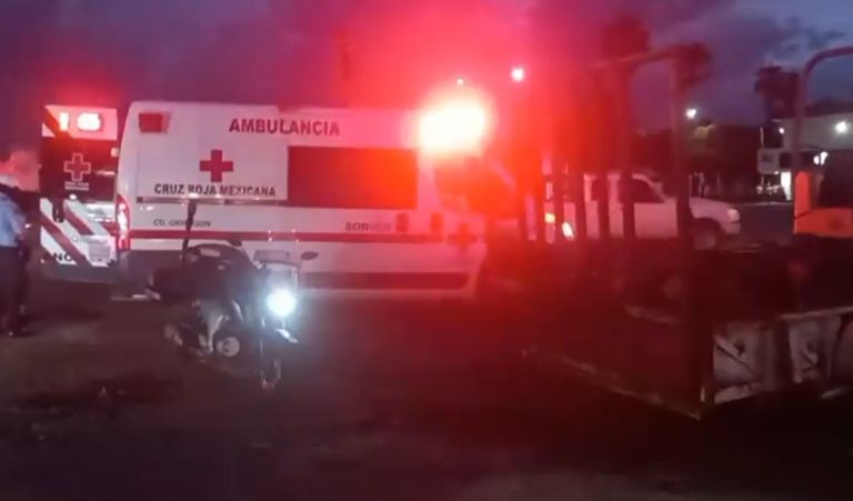 Un trabajador se lesionó en actividades de bacheo en Cajeme. Foto: Facebook