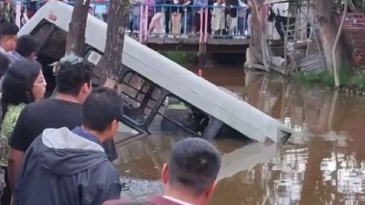 Como el Titanic: Microbús de transporte cae a canal de Xochimilco; hay lesionados