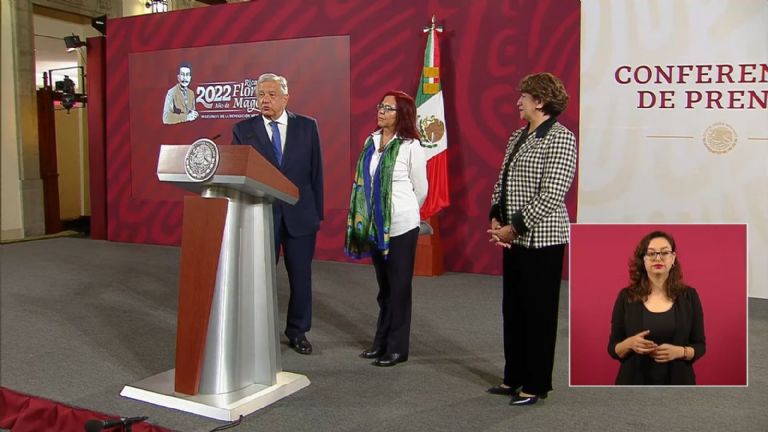 En la imagen, el presidente AMLO presenta a Leticia Ramírez como la nueva titular de la SEP; lo acompaña Delfina Gómez. Foto: Gobierno de México