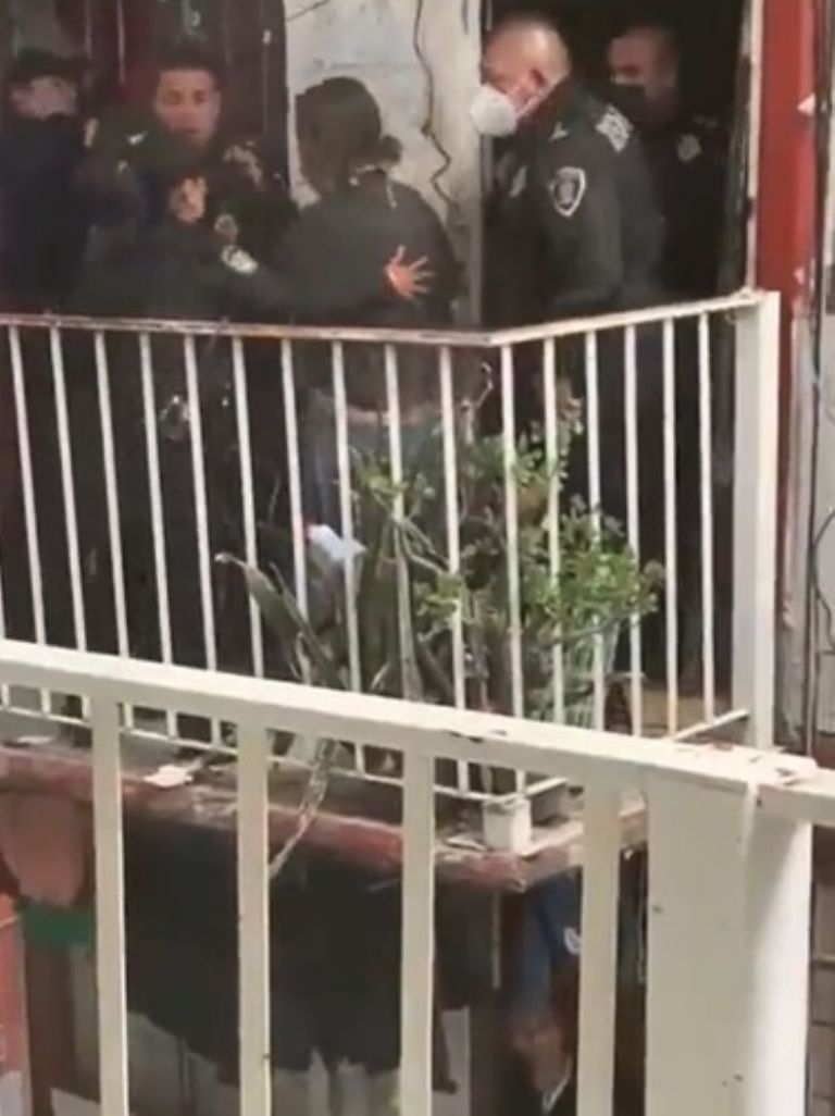 En la imagen, el momento en el que detuvieron a Karla 'N' por el supuesto asesinato de sus familiares. Foto: Captura de pantalla