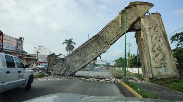 Por poco: Captan momento exacto en que arco de bienvenida en Veracruz se desploma