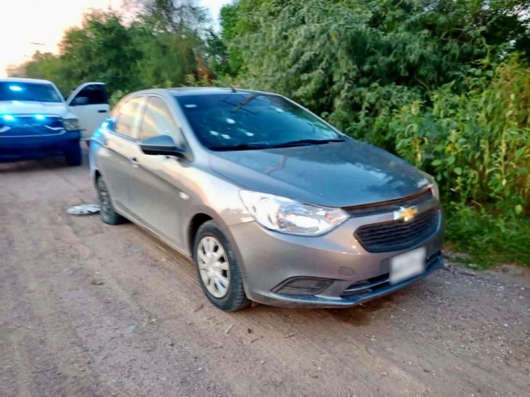 En la imagen, el vehículo baleado de los agentes de la Conase. Foto: Twitter