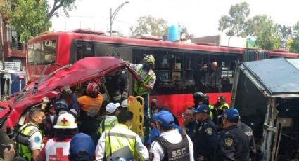 VIDEOS: Camioneta choca contra unidad de Metrobús en CDMX; hay 6 personas lesionadas