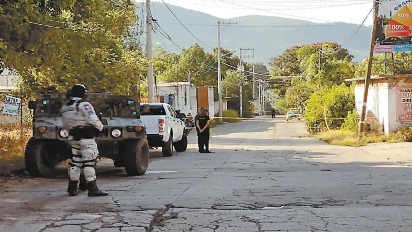 Vendedor de autos es asesinado a balazos al viajar en su unidad en Morelos