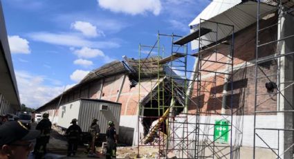 Un muerto y tres heridos tras el desplome del domo de una bodega en Azcapotzalco