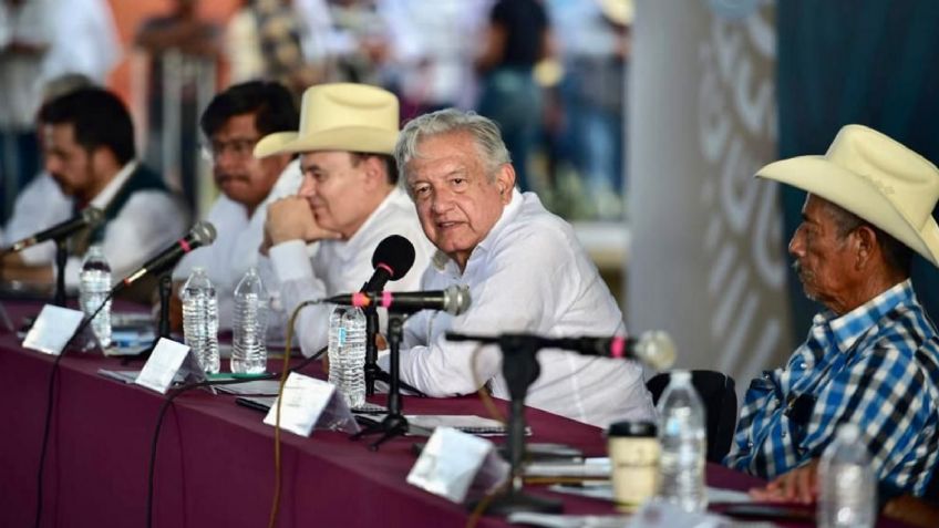 En su visita a Sonora, AMLO brinda a unos yaquis abrazos y al resto desprecio