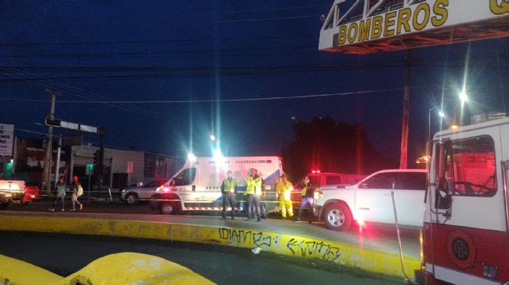 FOTOS: Tras fuertes lluvias, pareja queda atrapada en un dren; autoridades se movilizan