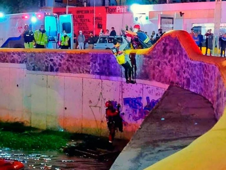 Para rescatar a la pareja intervinieron los Bomberos. Foto: Facebook