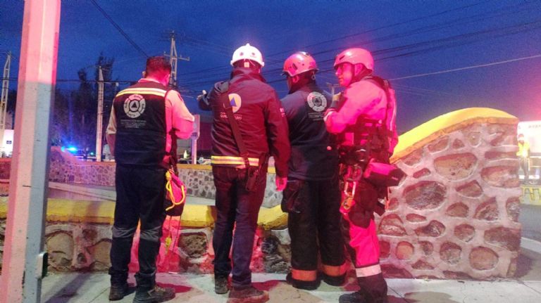 Autoridades se movilizaron para salvar a la pareja que quedó atrapada en un dren en Querétaro. Foto: Facebook