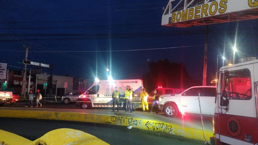 FOTOS: Tras fuertes lluvias, pareja queda atrapada en un dren; autoridades se movilizan