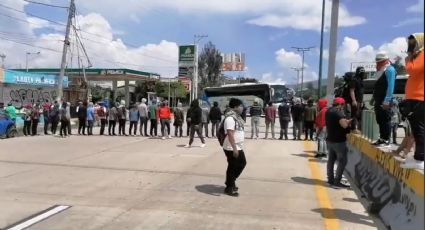 Ayotzinapa: Estudiantes de la Normal 'Raúl Isidro Burgos' bloquean la Autopista del Sol