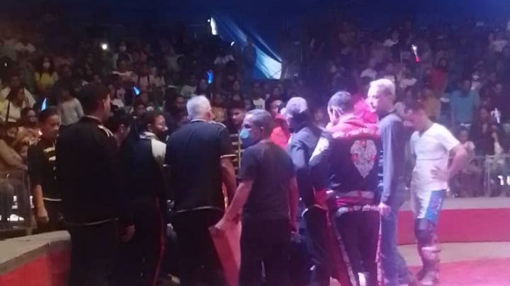 Espectáculo circense casi acaba en tragedia: Trapecista cae de 5 metro de alto