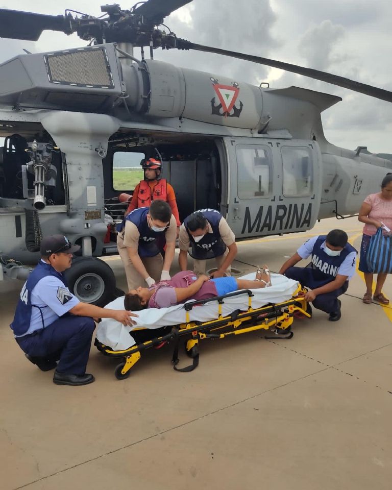 Autoridades socorren a mujer que entró en labor de parto. Foto: Twitter