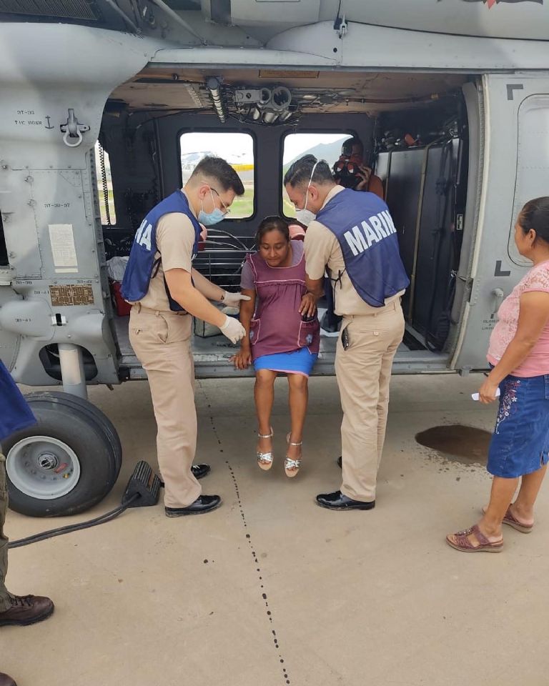 Autoridades socorren a mujer que entró en labor de parto. Foto: Twitter