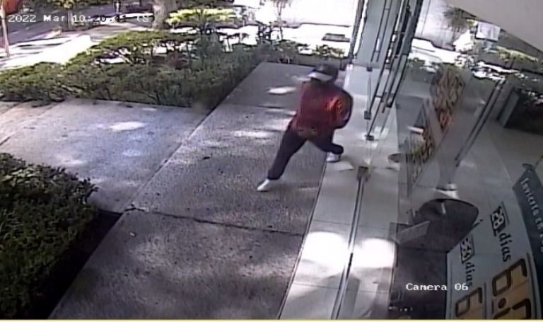 Sujeto saliendo de la sucursal