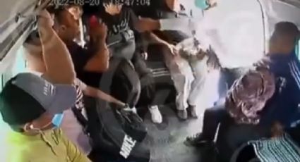 VIDEO: Hombre intenta atracar una combi en el Estado de México y lo bajan de una patada