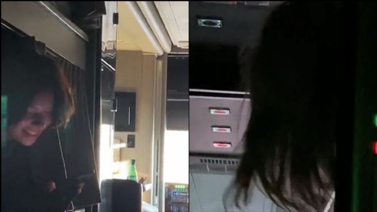 Ángela y Anéliz en el camión familiar