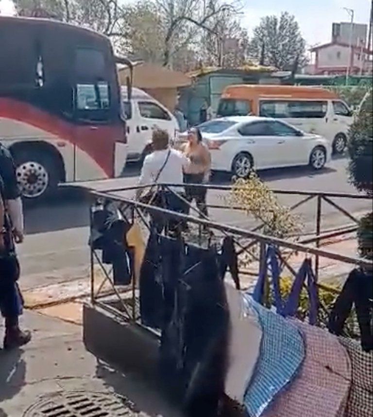 Autoridades y presuntas ladronas protagonizan pelea en CDMX. Foto: Captura de pantalla