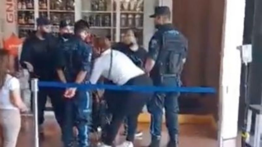 VIDEO: Policías y presuntas ladronas protagonizan brutal pelea en tienda de autoservicio