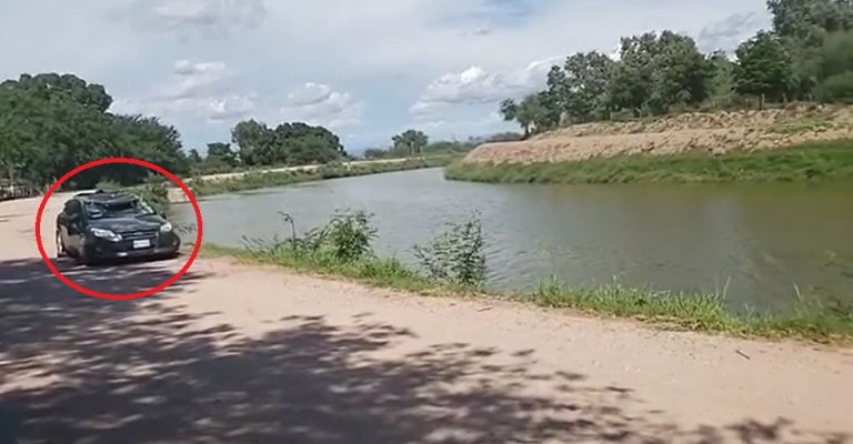 Autoridades lograron sacar de las aguas el vehículo que se volcó en el Canal Bajo de Cajeme. Foto: Internet